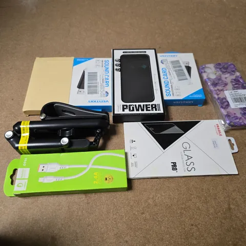 APPROXIMATELY 16 ASSORTED ELECTRICAL ITEMS TO INCLUDE SOUNDCARD, POWERBANKS, SCREEN PROTECTORS, ETC
