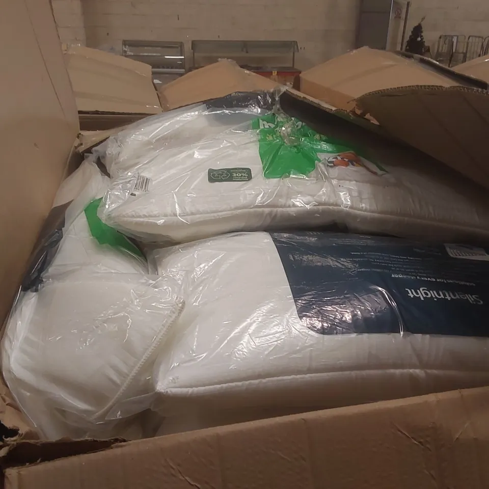 PALLET CONTAINING A LARGE QUANTITY OF BEDDING PRODUCTS AND OUTDOOR CUSHIONS