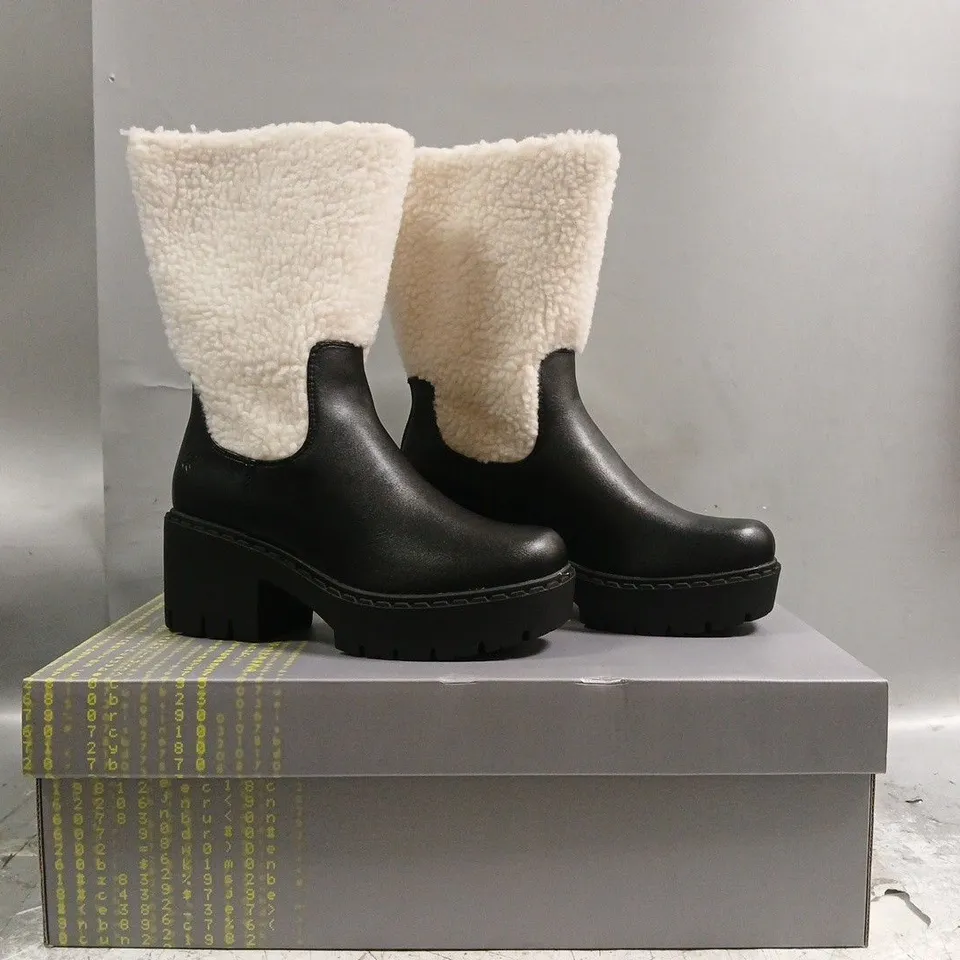 BOXED PAIR OF KOI TEXEL SHEARLING SWITCH BOOTS IN BLACK SIZE UK 4