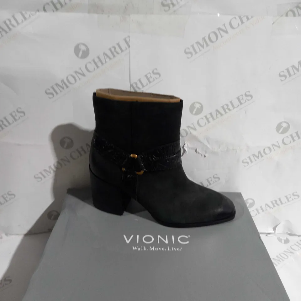 BOXED PAIR OF VIONIC CARNLIA ANKLE BOOT BLACK SIZE 6
