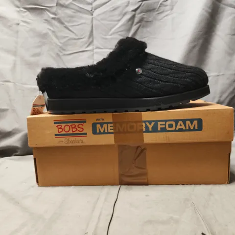 BOXED PAIR OF BOBS FROM SKECHERS SLIPPERS IN BLACK SIZE UK 7