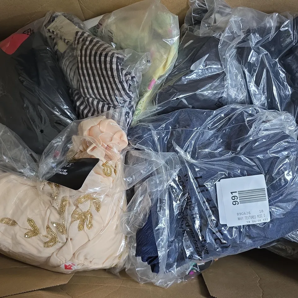 APPROXIMATELY 20 ASSORTED CLOTHING ITEMS IN VARIOUS SIZES, STYLES & SIZES TO INCLUDE SPOT CORSAGE MAXI DRESS, NAVY TEXTURED MIDI DRESS, BEADED TIERED MAXI DRESS, ETC - COLLECTION ONLY