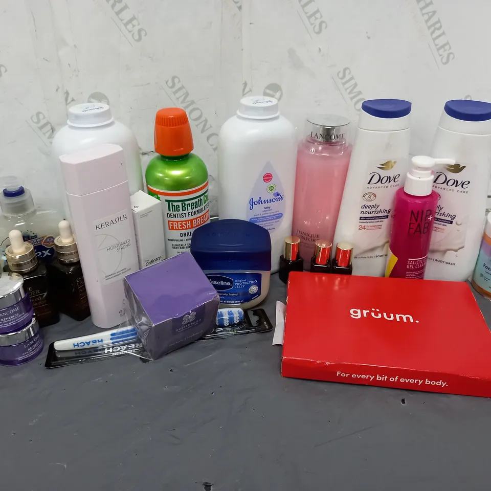 APPROXIMATELY 20 ASSORTED COSMETICS ITEMS TO INCLUDE LANCOME RENERGIE PEPTIDE CREAM (15ml), ESTEE LAUDER ADVANCED NIGHT REPAIR (50ml), DOVE BODY WASH (400ml), ETC