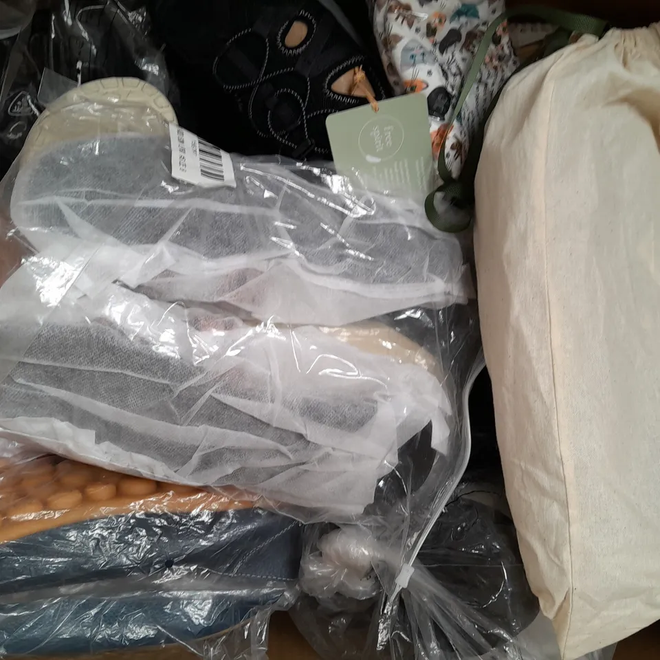 BOX OF APPROXIMATELY 15 ASSORTED PAIRS OF SHOES AND FOOTWEAR ITEMS IN VARIOUS STYLES AND SIZES TO INCLUDE BGREATER, YONGXU, NEW LOOK, ETC - COLLECTION ONLY