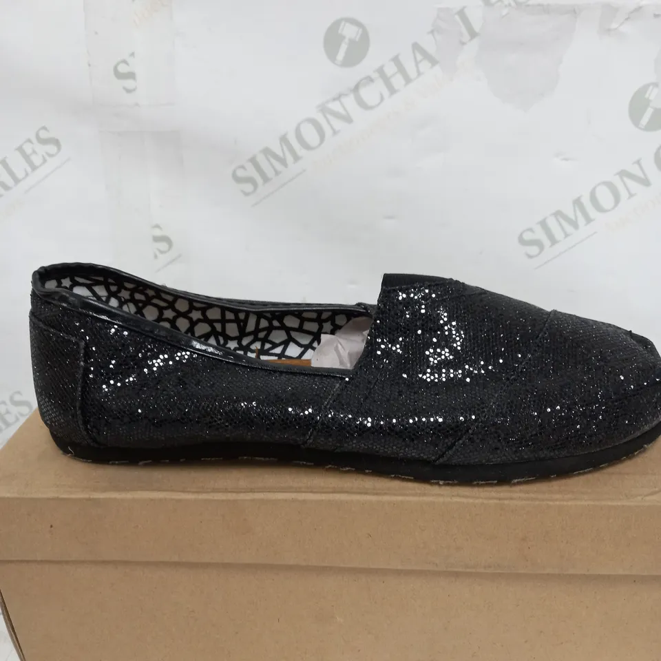 BOX OF APPROXIMATELY 10 PAIRS OF SHOES TO INCLUDE BLACK FORMAL SHOES, HIGH HEELS, LOW BLACK SHOES ETC