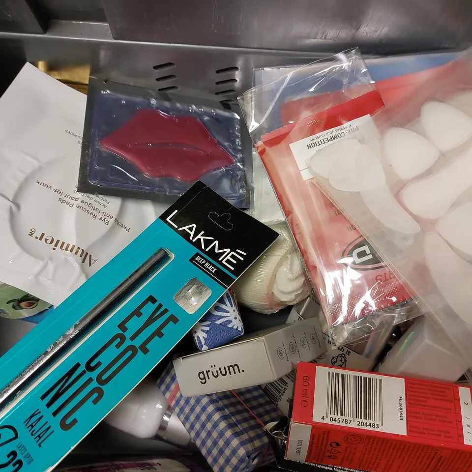 BOX OF APPROX 20 COSMETIC ITEMS TO INCLUDE BONDI SANDS WATER RESISTANT LOTION, PIZ BUIN MOISTURISING LOTION, DERMAV10 HAIR SHEET MASK