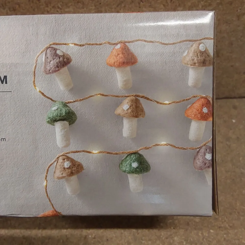 BRAND NEW BOXED SET OF 4 MUSHROOM STRING LIGHTS - 2.2m