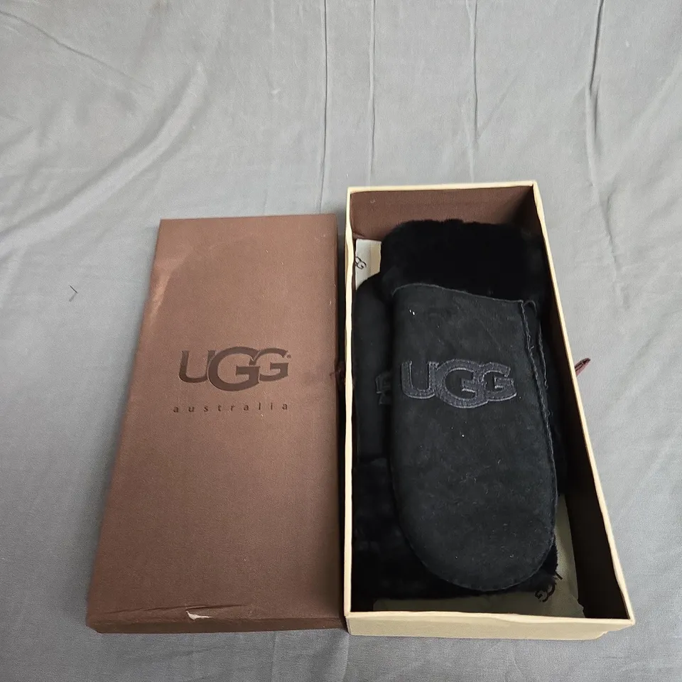 BOXED UGG LOGO MITTENS