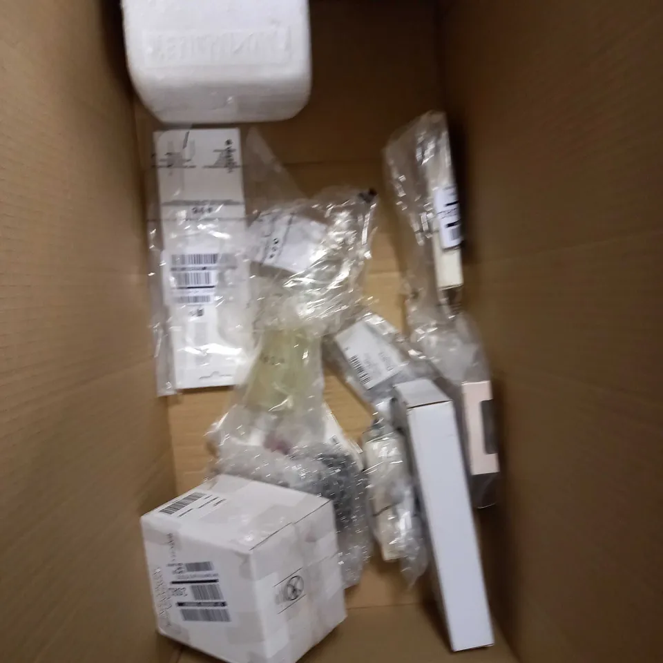APPROXIMATELY 15 ASSORTED HOUSEHOLD/BEAUTY PRODUCTS TO INCLUDE NAIL POLISH, SQUISHVILLE, SANCTUARY SPA SET ETC 