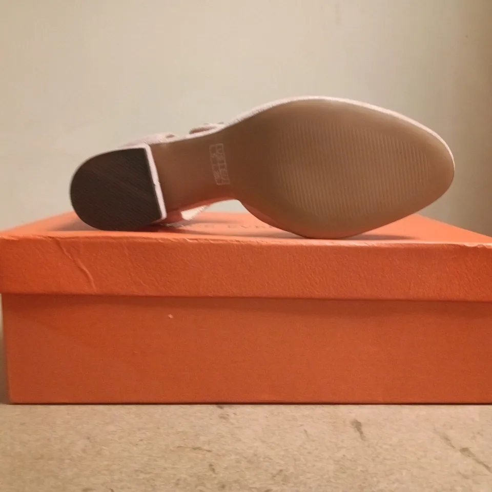 BOXED PAIR OF UNBRANDED CLOSED TOE BLOCK HEELS IN PINK SIZE EU 35