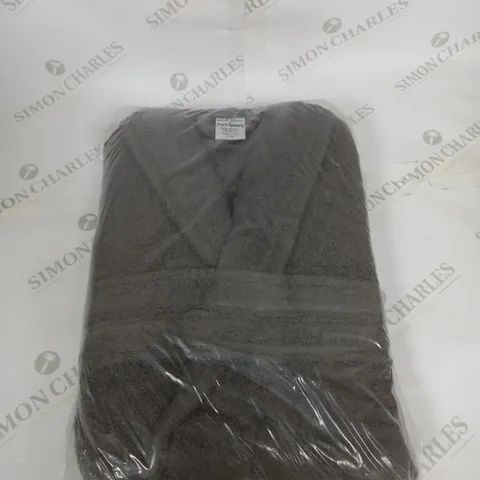 BAGGED WHITE PEARL DRESSING GOWN SIZE S/M