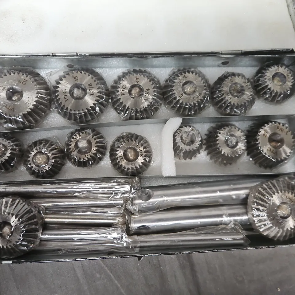 SET OF HOLE SAWS WITH ARBORS IN METAL CASE – ASSORTED SIZES