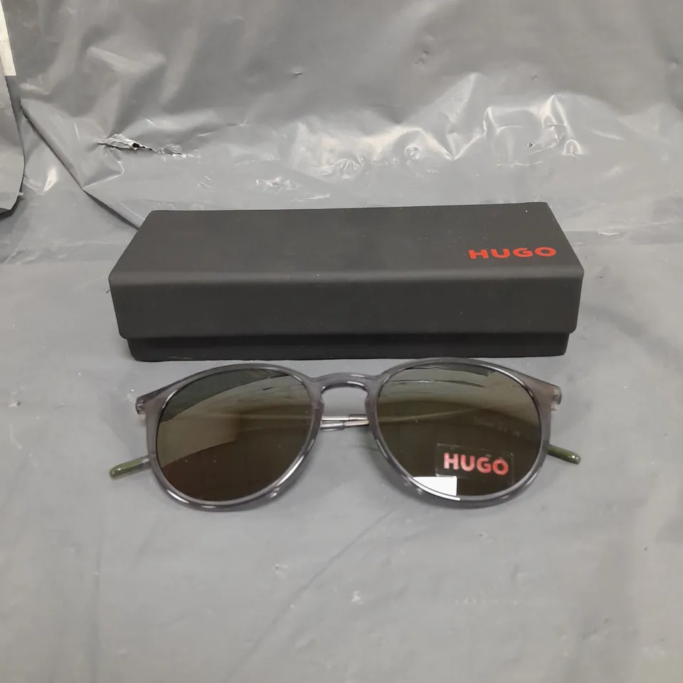 BOXED HUGO SUNGLASSES IN BLACK