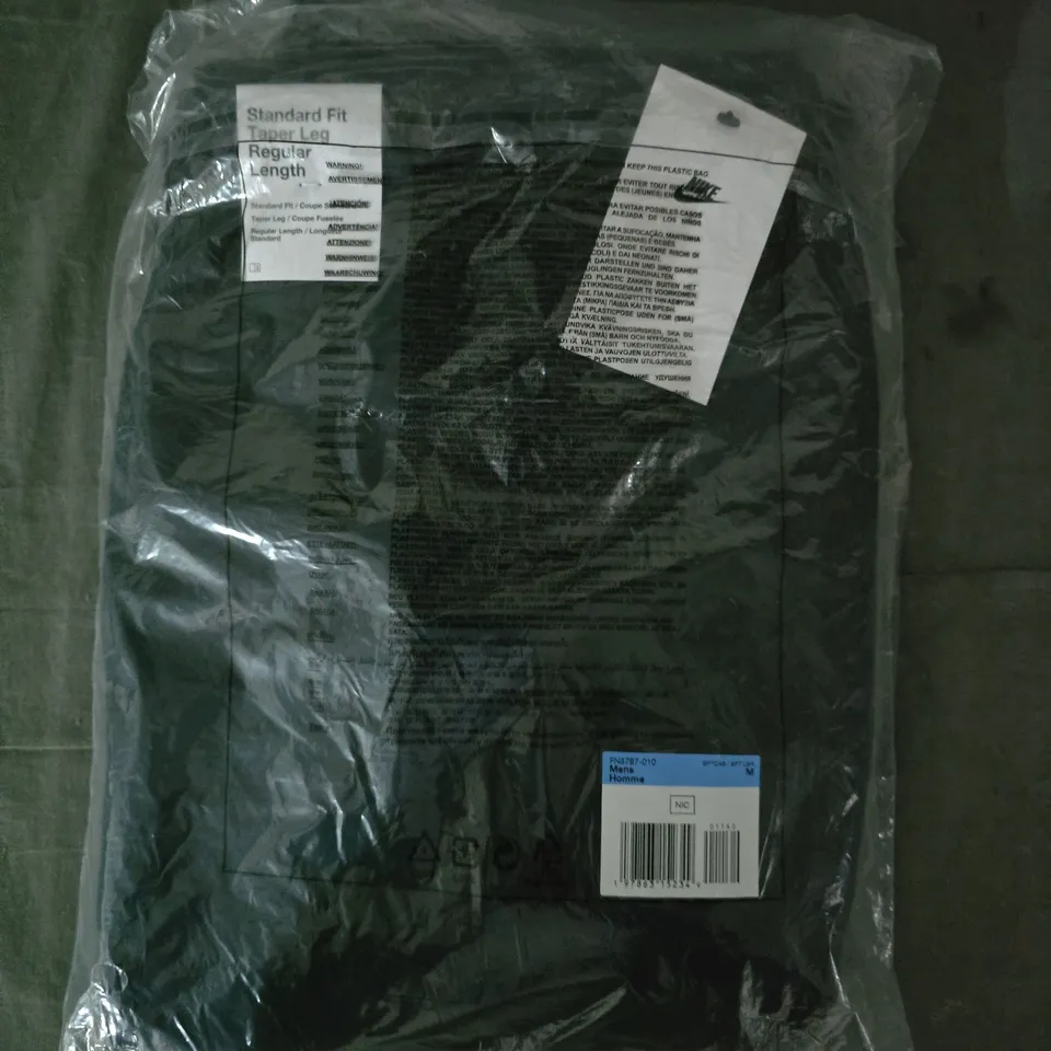 NIKE STANDARD FIT TAPER LEG REGULAR LENGTH PANTS IN BLACK SIZE MEDIUM