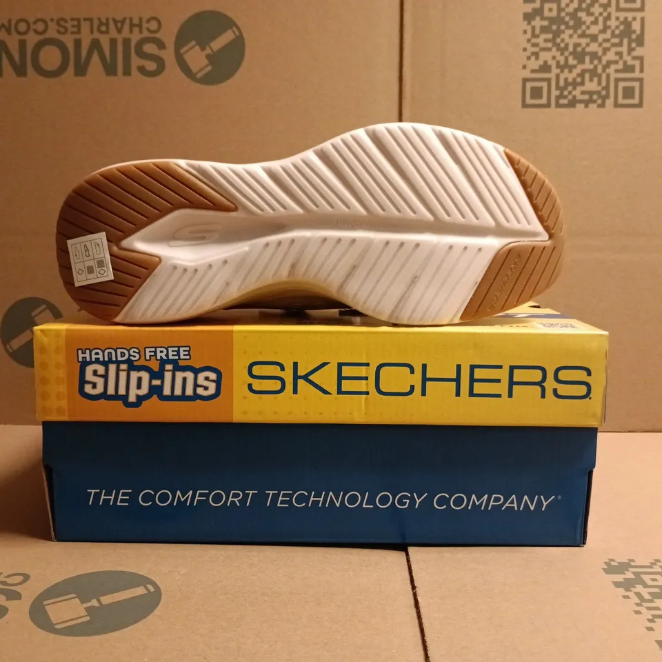 BOXED PAIR OF SKECHERS TRAINERS IN BEIGE SIZE UK 6