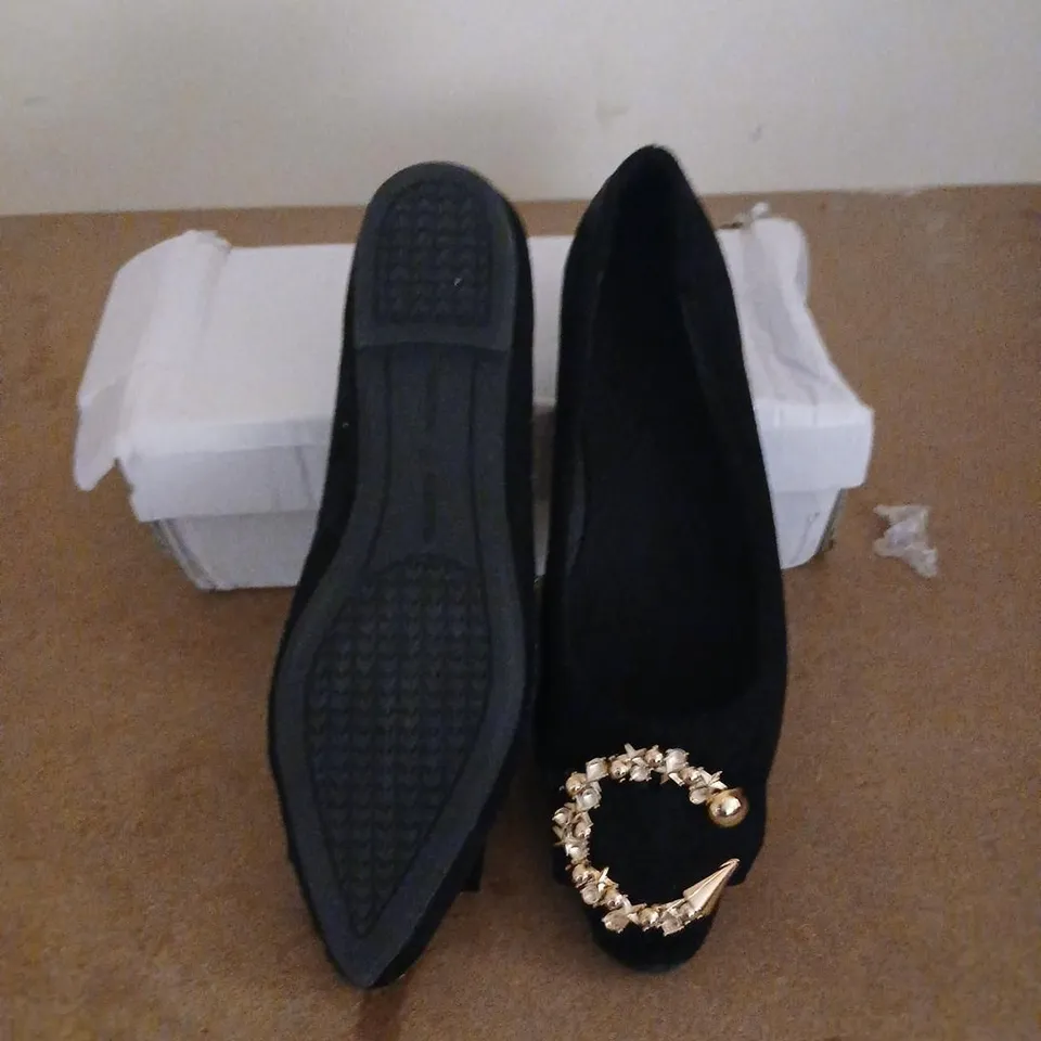 WOMEN'S BLACK VELVET HEELS WITH GOLD RING EMBELLISHMENT EU 39