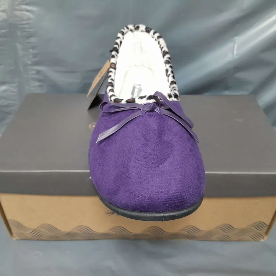 BOXED PAIR OF DUNLOP SLIPPERS IN PURPLE SIZE 7