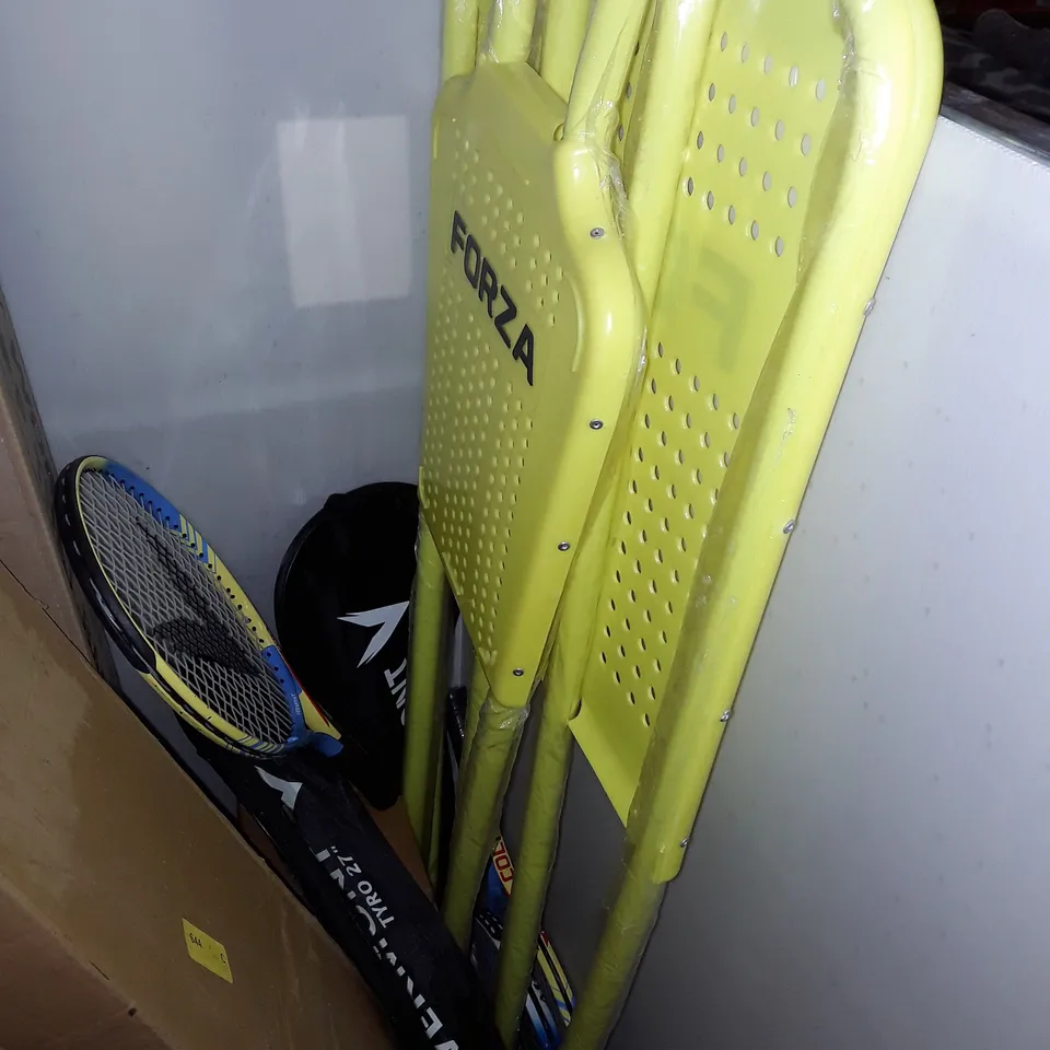 CAGE OF ASSORTED SPORTING ITEMS TO INCLUDE STOP THAT BALL, TENNIS BALL HOPPER AND STANDABLE DEFENDERS