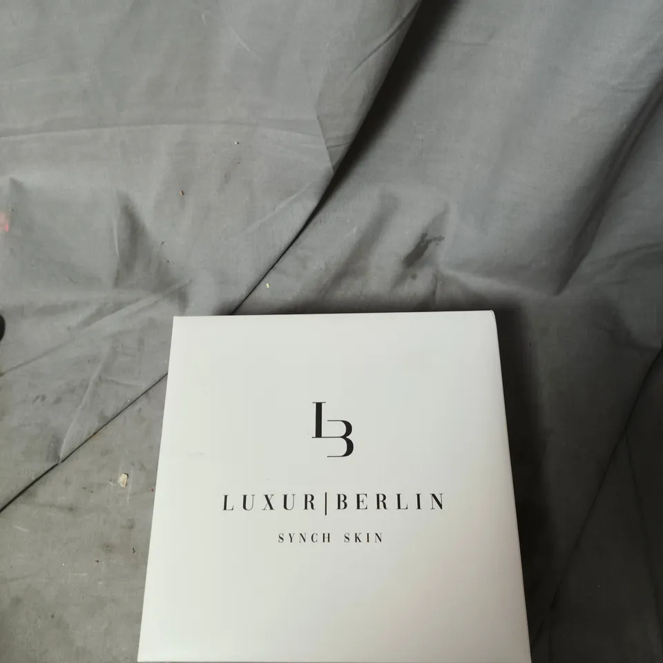 BOX OF APPROXIMATELY 12 ASSORTED ITEMS TO INCLUDE: ECO FRIENDLY BRUSH AND ULTRASONIC FACE BEAUTY DEVICE 