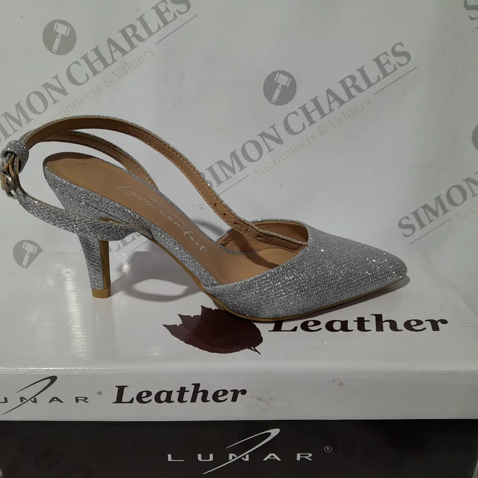 LUNAR LEATHER FLASH WOMANS SHINNY HEELS - SIZE 4 