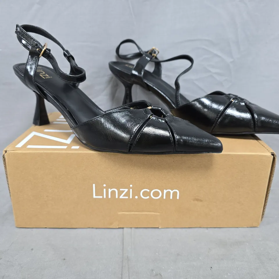 BOXED PAIR OF LINZI POINTED TOE LOW HEEL SANDALS IN BLACK SIZE 7