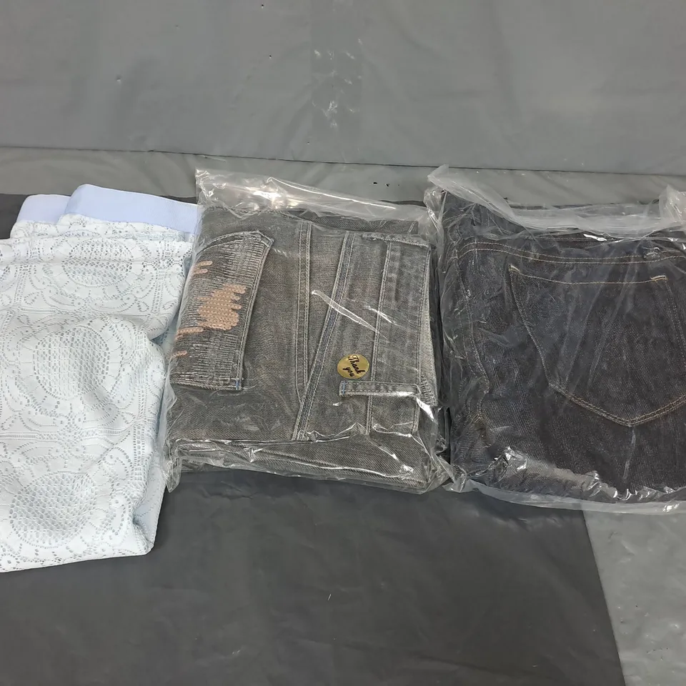 BOX OF APPROXIMATELY 3 ASSORTED CLOTHING AND FASHION ITEMS - VARIOUS COLOURS, SIZES AND STYLES