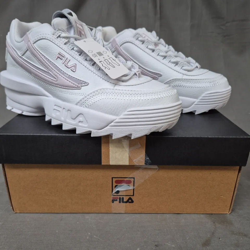 BOXED PAIR OF FILA DISRUPTOR II SHOES IN WHITE/PINK UK SIZE 7