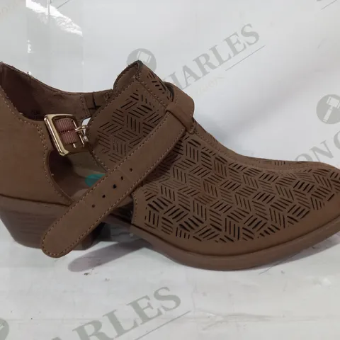 PAIR OF BELLA VITA LOW HEEL SHOES IN BROWN SIZE 7.5