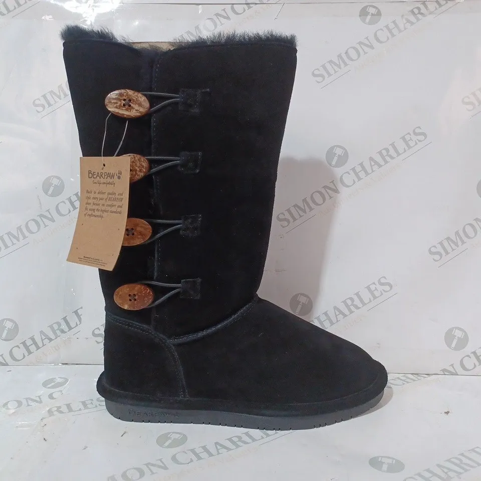 BOXED PAIR OF BEARPAW FAUX FUR LINED BOOTS IN BLACK SIZE 5