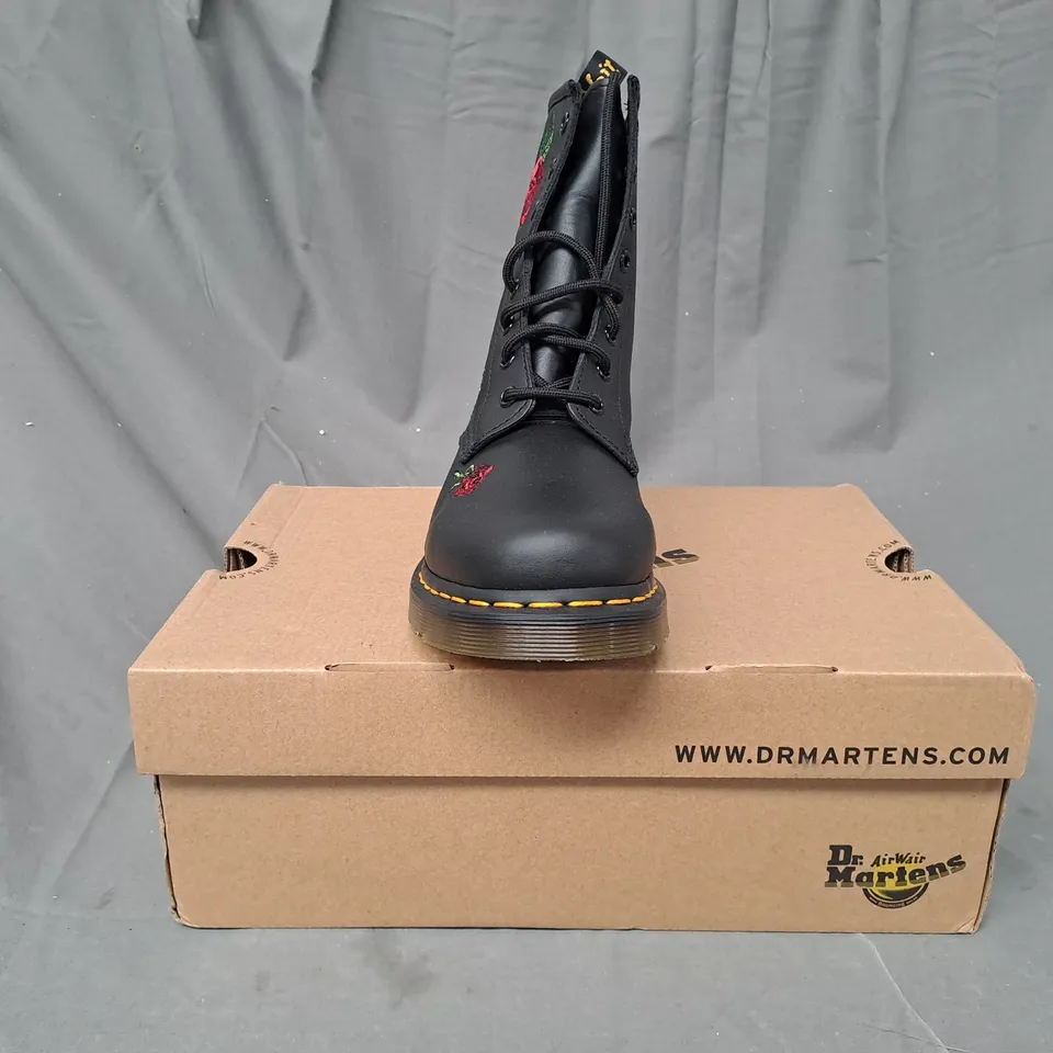 BOXED PAIR OF DR MARTENS 1460 VONDA BOOTS IN BLACK W. ROSE DESIGN UK SIZE 7