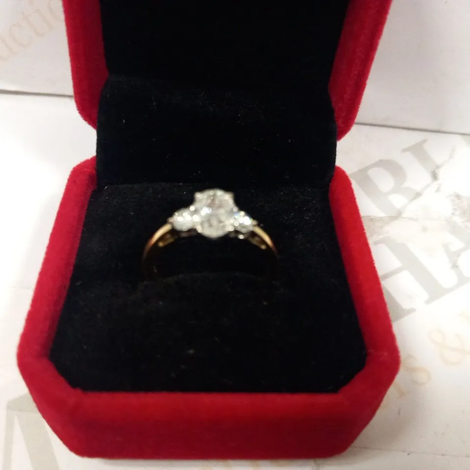 18CT GOLD RING SET WITH AN OVAL CUT DIAMOND WITH A DIAMOND TO EACH SHOULDER, TOTAL WEIGHT +1.57CT