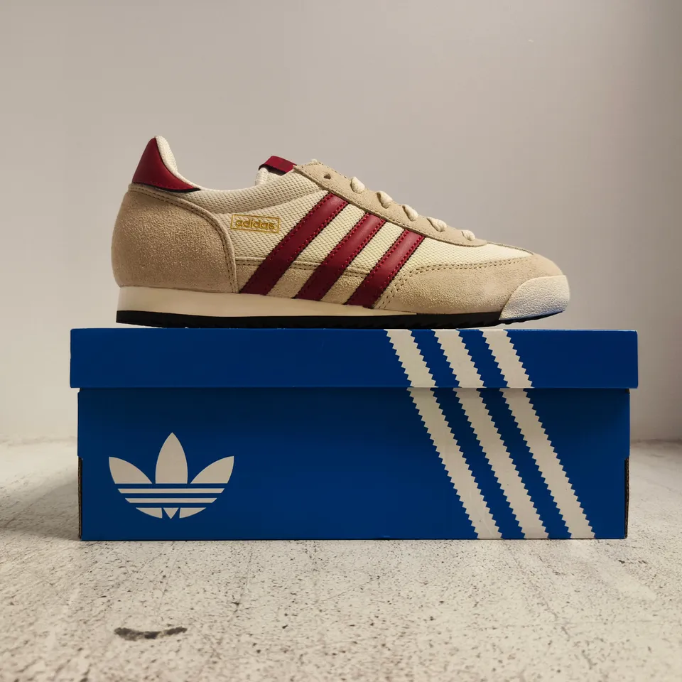 BOXED PAIR OF ADIDAS R71 TRAINERS IN CREAM/RED SIZE UK 5