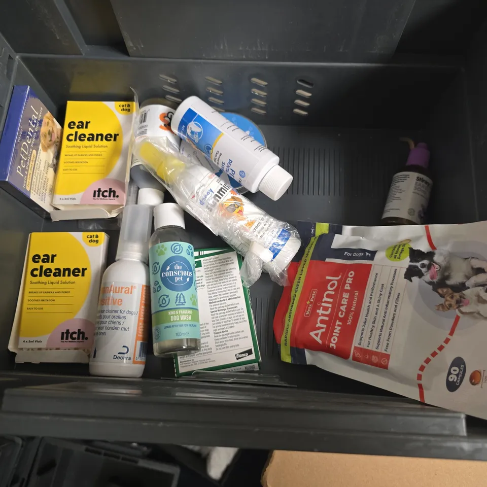LOT OF APPROXIAMTELY 25 ASSORTED PET CARE ITEMS TO INCLUDE ELANCO ERESTO TREATMENT, PUMPKIN POWDER AND PLAQTIV WATER ADDITIVE
