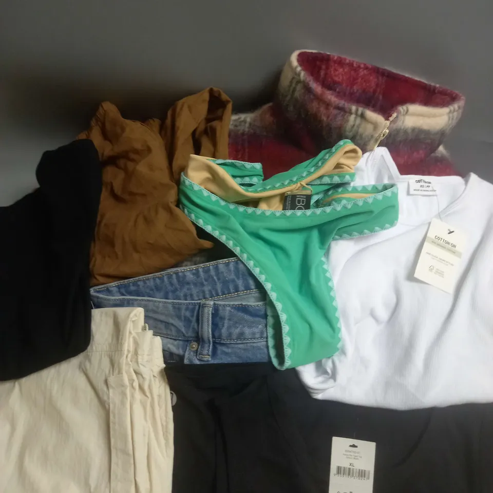 BOX OF APPROXIMATELY 10 ASSORTED CLOTHING ITEMS TO INCLUDE JACKET, TROUSERS, TOPS ETC