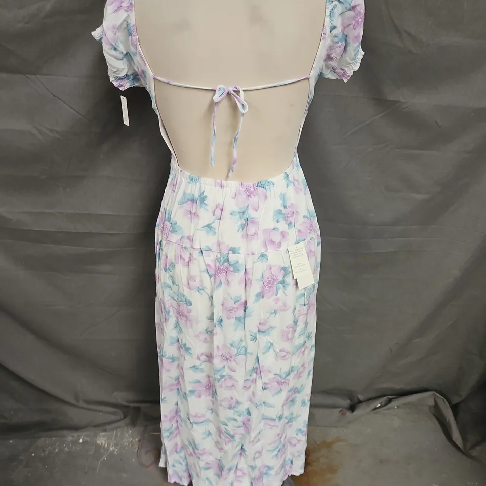 HOLLISTER BACKLESS SPLIT LEG MIDI DRESS IN WHITE/PURPLE FLORAL SIZE S