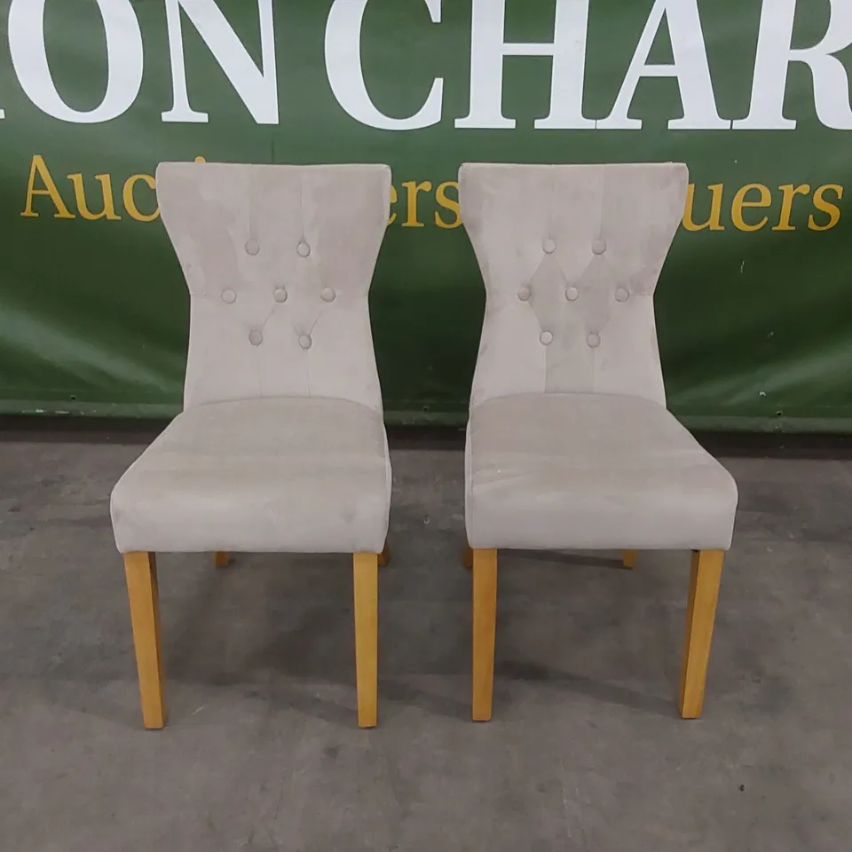 SET OF 2 BEWLEY MINK VELVET BUTTON BACK DINING CHAIRS WITH OAK LEGS 