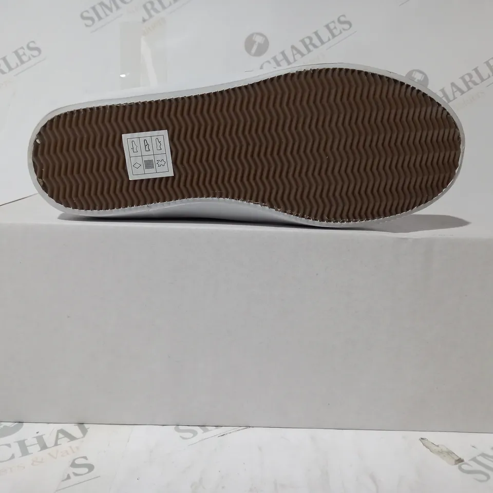 BOXED SKECHERS SHOES IN WHITE W. RED/BLUE HEART DESIGN UK SIZE 3