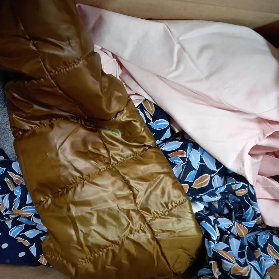 BOX OF APPROXIMATELY 10 ASSORTED CLOTHING AND FASHION ITEMS IN VARIOUS STYLES AND SIZES TO INCLUDE FRANK USHER, CENTIGRADE, SEASALT CORNWALL, ETC