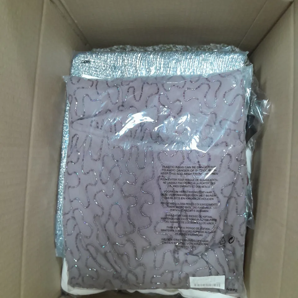 LOT OF APPROX 16 CLOTHING ITEMS IN VARIOUS STYLES, COLOURS AND SIZES 