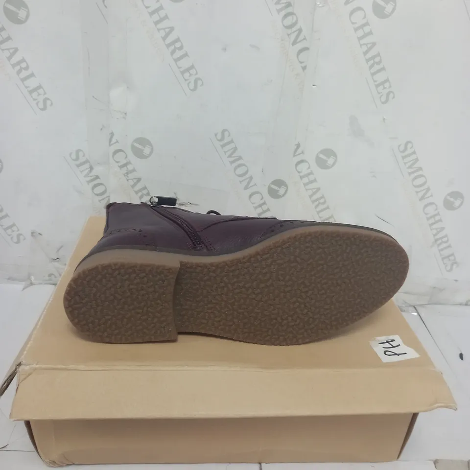 BOXED PAIR OF SEASALT CORNWALL CONWENNA BOOTS SIZE 37