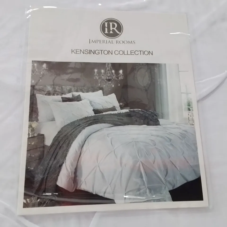 BRAND NEW IMPERIAL ROOMS KINGSIZE DUVET SET  // WHITE