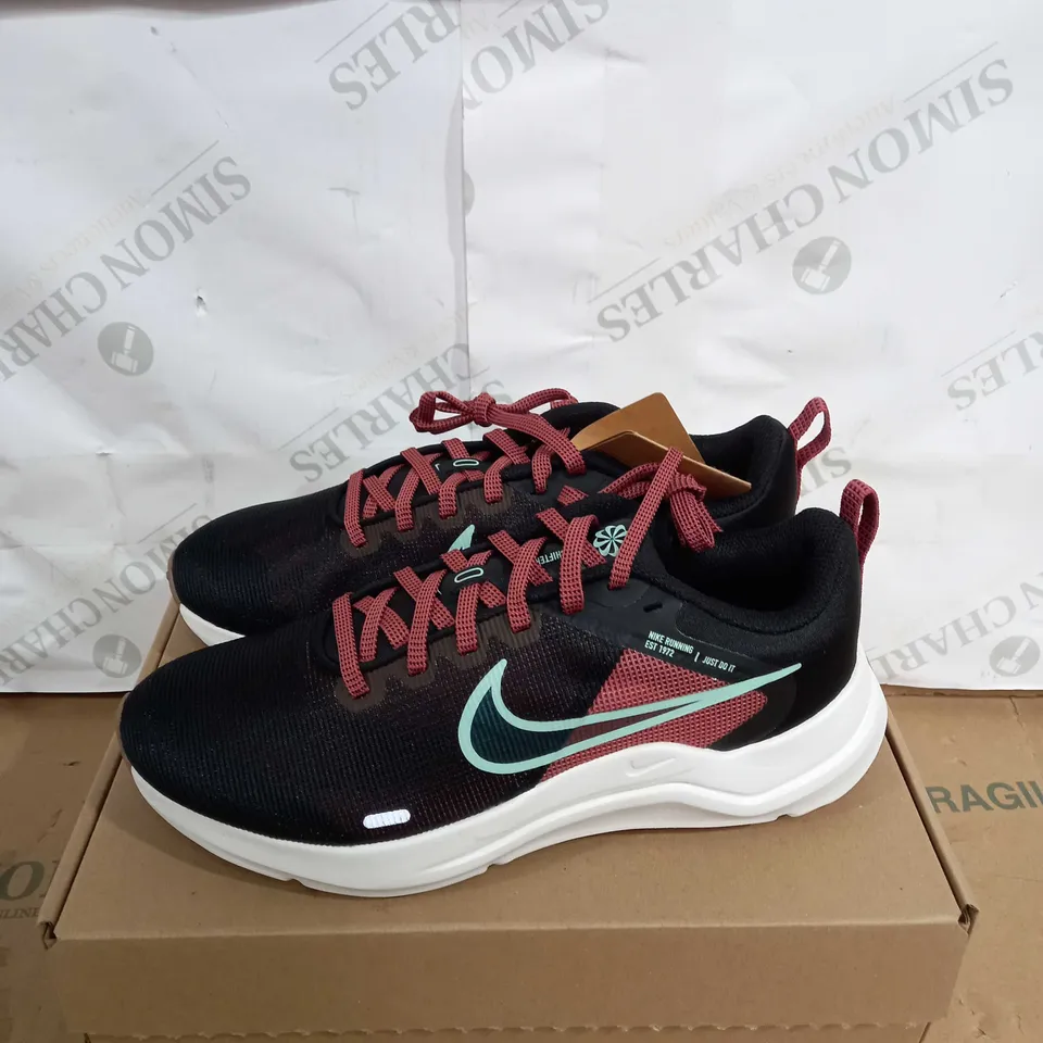 BOXED PAIR OFNIKE RUNNING DOWNSHIFTER 12 TRAINERS SIZE 4 