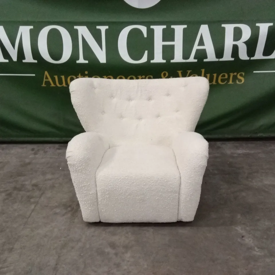 QUALITY DESIGNER WHITE BOUCLE FABRIC WINGBACK ARMCHAIR ON FEET AND FRONT CASTORS