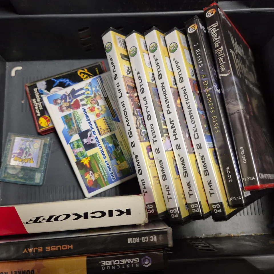 TOTE OF APPROXIMATELY 15 ASSORTED VIDEO GAMES TO INCLUDE - PC THE SIMS 2 IKEA HOME STUFF , NINTENDO DS TIGER Z , KICK OFF ETC