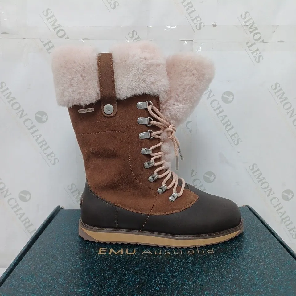 BOXED PAIR OF EMU ALL WEATHER ORICA HI WATERPROOF BOOTS IN OAK/ESPRESSO SIZE 6