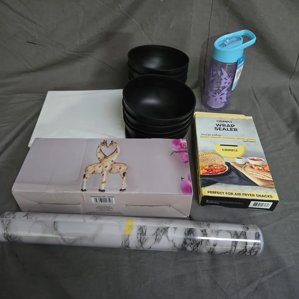 LARGE BOX OF APPROXIMATELY 15 ASSORTED HOUSEHOLD ITEMS TO INCLUDE - CRIMPIT WRAP SEALER - GIRAFFE DECORATION - PLASTIC BOWLS - ETC