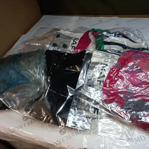 APPROXIMATELY 10 CLOTHING ITEMS IN VARIOUS SIZES AND COLOURS