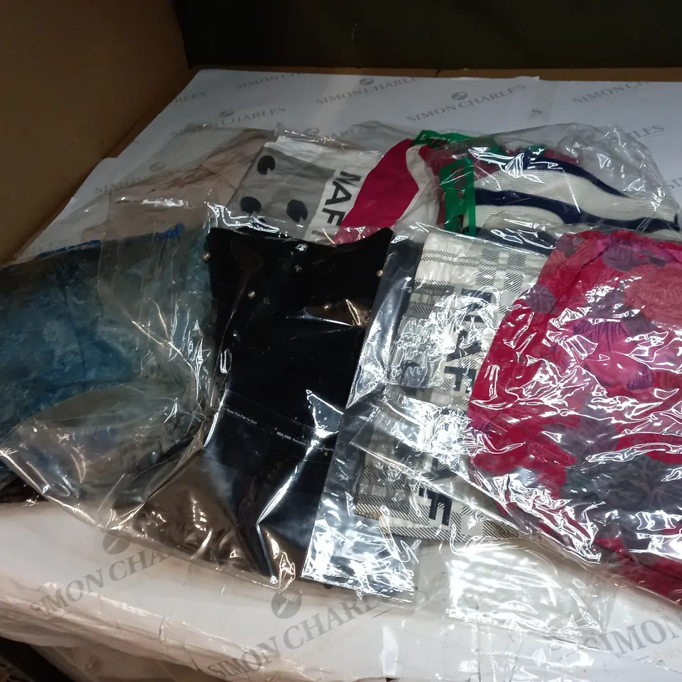 APPROXIMATELY 10 CLOTHING ITEMS IN VARIOUS SIZES AND COLOURS 