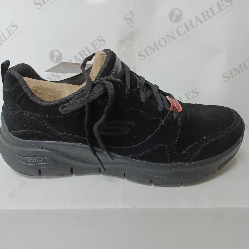 SKECHERS ARCH FIT TRAINER BLACK SIZE 6