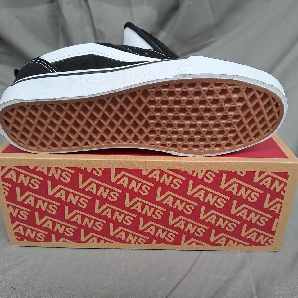 BOXED VANS KNU SKOOL SHOES IN BLACK/TRUE WHITE SIZE 6.5